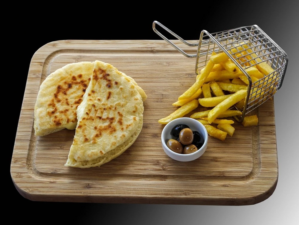 Bazlama Ekmeğine Beyaz Peynirli Tost